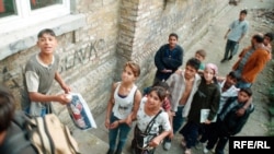 Деца Роми пред училиште 