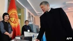 Президент Алмазбек Атамбаев добуш берүүдө, 11-декабрь.