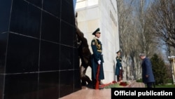 Алмазбек Атамбаев Апрель окуясына арналып коюлган эстеликтин алдында. Бишкек. 7-апрель, 2017-жыл.