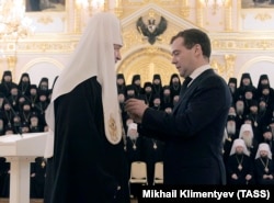 Тодішній президент Росії Дмитро Медведєв (праворуч) нагороджує Московського патріарха Кирила орденом Олександра Невського. Москва, 3 лютого 2011 року