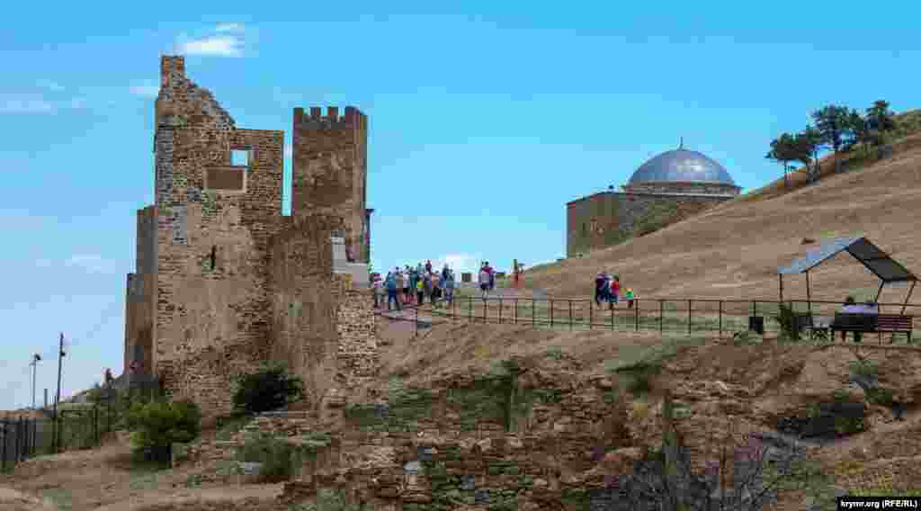 Экскурсанты под стенами средневековой Генуэзской крепости