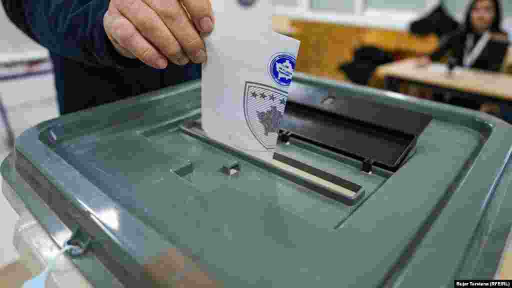 Drugi krug izbora u nedelju 9. novembra se održava u 18 od ukupno 38 opština u zemlji, budući da te opštine nisu uspjele izabrati gradonačelnika u prvom krugu lokalnih izbora održanom 12. oktobra.