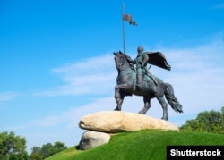 Київ. Пам'ятник богатирю Іллі Муромцю часів України-Русі. Він часто згадувався в українському фольклорі. Разом із двома іншими богатирями Добринею Микитичем та Олешком Поповичем оберігав рідну землю від ворогів. Один із поетичних творів Олексія Толстого присвячений й Іллі Муромцю