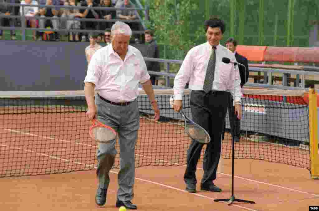 Russian Federation President Boris Yeltsin and Nemtsov at a tennis event in Nizhny Novgorod in 1994.