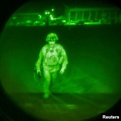 Generalul Chris Donahue, încheie retragerea trupelor SUA de pe aeroportul din Kabul, Afganistan, 30 august 2021.