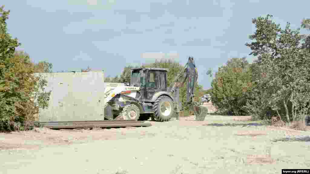 &hellip; а рядом со зданием стоял спрятанный за большим щитом трактор