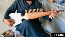 رباب یکی از آله های موسیقی محلی افغانی