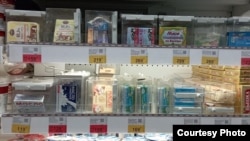 Витрина продуктов в Петербурге в защитных боксах, 2024