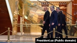 Президент Азербайджана Ильхам Алиев, президент Узбекистана Шавкат Мирзиёев и председатель Халк Маслахаты Туркменистана Гурбангулы Бердымухамедов на трехстороннем саммите, где обсуждались транспортные маршруты. Аваза, 22 августа 2025 года