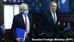 Șeful diplomației UE, Josep Borrell (stânga) și cel al diplomației ruse (dreapta), Serghei Lavrov