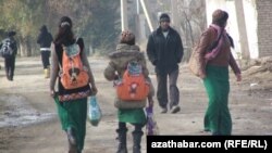 Ýerli ykdysadyýetçi hökümetiň "tygşytlamak" çäreleriniň raýatlaryň hasabyna amal ediljekdigini aýdýar.