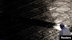 Papa Francisc la Vatican, în piața St. Petre goală.