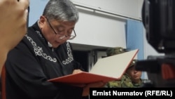 Судья Азирет Медеров.