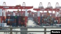 Macarale de mărfuri în portul Yangshan Port din Shanghai (imagine de arhivă).