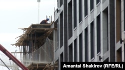Бишкек. Көп кабаттуу үйдүн курулушу. 26-май, 2025-жыл. Иллюстрация сүрөт.