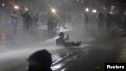 Спецпризначенці застосували водомет на акції протесту після того, як уряд призупинив процес вступу до ЄС до 2028 року, Тбілісі, Грузія, 29 листопада 2024 року