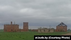 Так у траўні 2025 году выглядаў фальварак «Мураванка Храптовічаў», пабудаваны ў XVIII стагодзьдзі ў Шчорсах