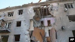 În această imagine furnizată de Serviciul ucrainean de urgență apare un bloc deteriorat după un atac cu bombă în Zaporojie. 29 septembrie 2024. 