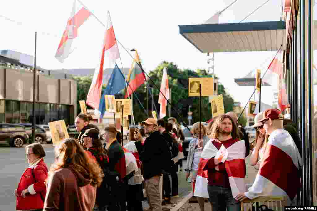 На зборы былі нацыянальныя сьцягі Беларусі і Літвы, а таксама сьцяг Эўразьвязу