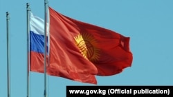 Флаги России и Кыргызстана.