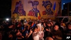 Imagine de la sediul de campanie al AUR, de la finalul turului I de vot. 