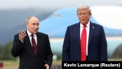 Президенты США и России Дональд Трамп (справа) и Владимир Путин, Анкоридж, Аляска, 15 августа 2025 года