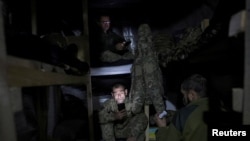 Артилеристи 152-ї окремої єгерської бригади відпочивають у бліндажі на позиції поблизу прифронтового міста Покровськ у Донецькій області