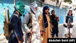Талибански борци чуваат стража во градот Кундуз, северен Авганистан, понеделник, 9 август 2021 година