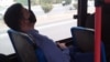 Aşgabadyň ýolagçy awtobusynda barýan bir raýat. Illýustrasiýa suraty