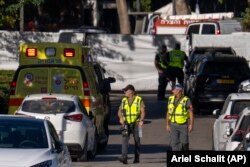 În imagine, forţele de securitate israeliene verifică o stradă din apropierea zonei în care autorităţile Israelului spun că o dronă a fost lansată spre casa premierului Beniamin Netanyahu, din Cezareea, Israel.