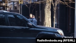 Депутат від «Народного фронту» Андрій Іванчук біля будівлі ГПУ, 6 квітня 2017 року