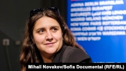 Аполена Ричликова отговаря на въпроси за филма си "Границите на Европа" по време на фестивала "София ДокуМентал", 2 октомври 2024 г.