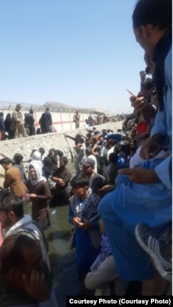 Afganistan| Un martor ocular a fotografiat cu câteva ore înainte locul unde a avut loc explozia de la Kabul