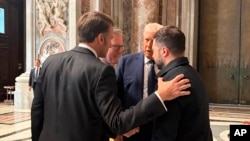 Президент України Володимир Зеленський (праворуч), президент США Дональд Трамп (другий праворуч), президент Франції Еммануель Макрон (ліворуч) та прем’єр-міністр Великої Британії Кір Стармер розмовляють у Ватикані, 26 квітня 2025 року