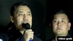 Садыр Жапаров менен Мелис Аспеков октябрь окуяларынан кийинки өкмөт үйүнүн алдындагы митингде.