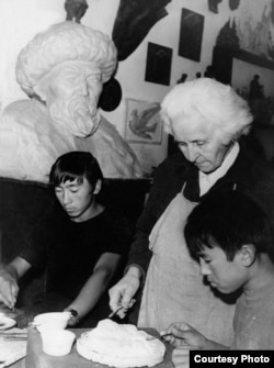 Эл сүрөтчүсү Ольга Мануйлова шакирттери, Көркөм сүрөт окуу жайынын студенттери Азиз Закиров (солдо) жана Мурат Самудинов (оңдо) менен өнөрканасында. 1973-1974-жж.