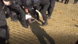 "Ще го удушите". Арести, лютив спрей и сблъсъци на протеста