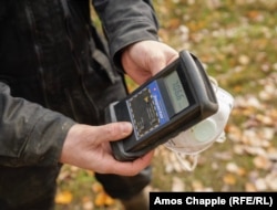 Дозиметр показывает уровень радиационного излучения на респираторе после двух часов использования в урановой шахте, загрязненной радиоактивным газом радоном