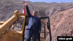 Президент Рахмон курулуш техникасына өзү отурду.