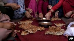 بسیاری از خانواده ها در افغانستان قادر نیستند مواد غذایی کافی برای خود و فرزندان شان تامین کنند