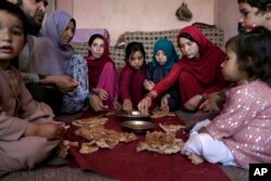 بسیاری از خانواده ها توانایی تغذیه اطفال خود را ندارند و به همین دلیل هم اطفال و هم مادران به بیماری سوء تغذیه مبتلا هستند