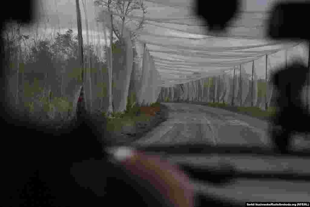 Дорога до Костянтинівки, в яку вкрай складно зараз заїхати через велику кількість російських дронів. Частина дороги захищена від російських FPV сіткою, але чим ближче до міста, тим сіток стає менше, і більшість з них вже розірвані чи спалені від уражень FPV, чи артилерією