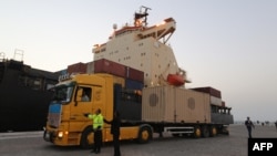 نمایی از تخلیهٔ کالا در بندر چابهار