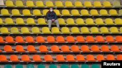 Стадиондо жалгыз отурган көрүүчү. Беларус. 10-апрель, 2020-жыл.  