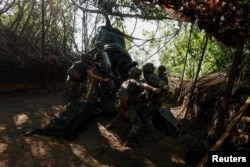 Українські військові ведуть вогонь з британсько-американської гаубиці М777 на Донеччині, 1 травня 2024