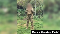 Medana îmbrăcată în uniformă ucraineană.
