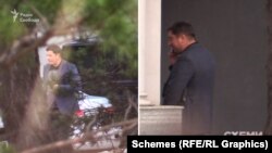 За спостереженнями «Схем», одним з останніх туди приїхав чоловік, якого спершу не хотіли пропускати на територію, але після його дзвінка зрештою пропустили