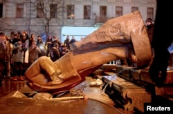 Повалення пам’ятника Леніна в Києві під час Революції гідності, 8 грудня 2013 року