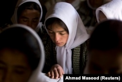 Un grup de fete afgane, la liceul Ishkashim pentru fete, din provincia nord-estică Badakhshan, în apropiere de granița cu Tadjikistan. Fotografie realizată la data de 23 aprilie 2008.