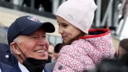 Președintele SUA, Joe Biden, ține în brațe un copil refugiat din Ucraina, în timpul vizitei în Polonia, în 26 martie 2022.